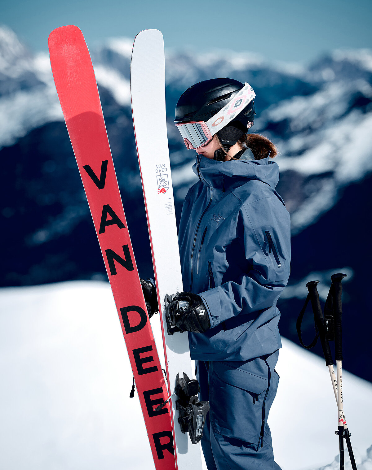 Skifahrerin mit Ski in der Hand am Berg